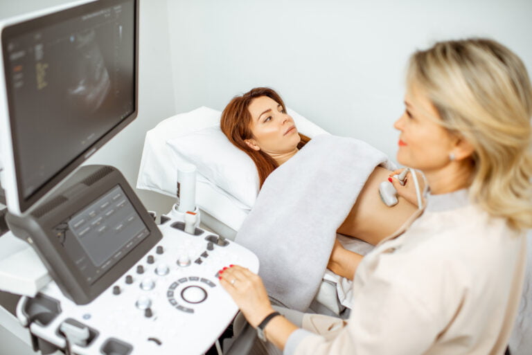 Doctor at Klinik Azurose performing a Doppler ultrasound on a pregnant woman