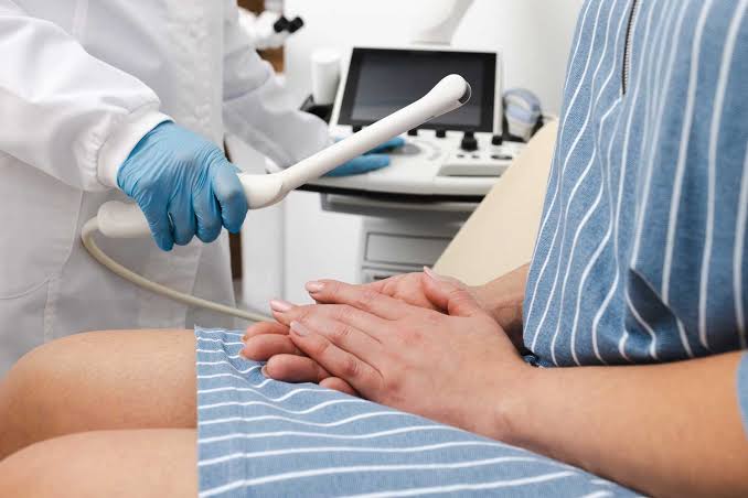 Doktor menerangkan ultrasound transvaginal kepada pesakitnya.