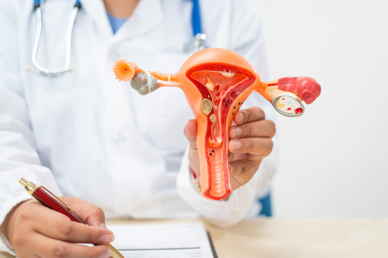 Apa Beza Cyst dan Fibroid – Punca Sakit Rahim 4 a female doctor sits at a desk in hospital explain 2024 09 19 01 10 21 utc