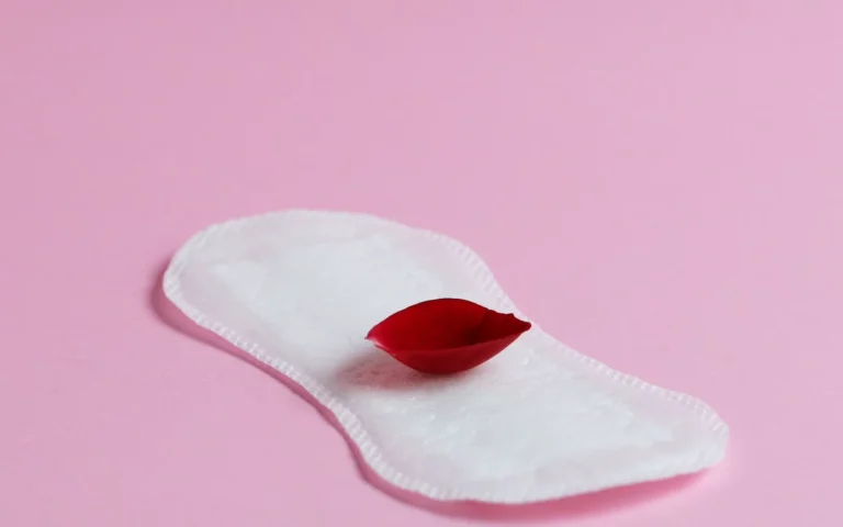 Kenapa Darah Haid Banyak dan Berketul – Ada Masalah Ke? 6 period blood clots period pad