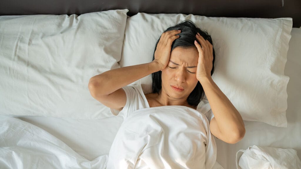 Simptom Perimenopause: Apa yang Perlu Diperhatikan 1 woman un happy lies in bed awake due to insomnia 1100x619 1